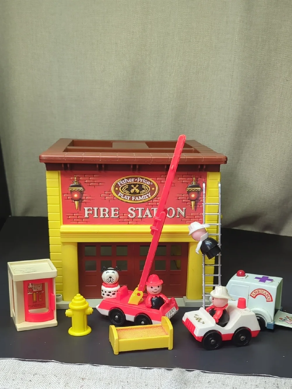 1979 VINTAGE WORKING FISHER PRICE PLAY FAMILY FIRE STATION #928 w/accessories - Picture 1 of 16